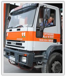 Grúas Containers Sanbe hombre en vehículo 