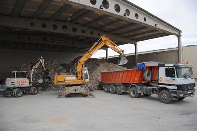Grúas Containers Sanbe excavadora llenando camión