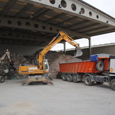Grúas Containers Sanbe excavadora llenando camión