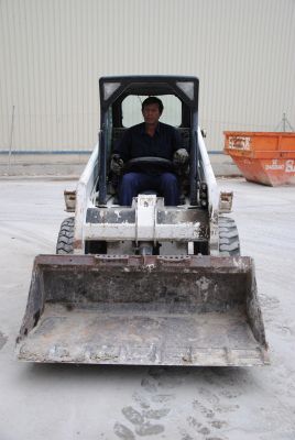 Grúas Containers Sanbe hombre manejando excavadora