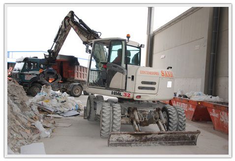 Grúas Containers Sanbe máquina recogiendo escombros 