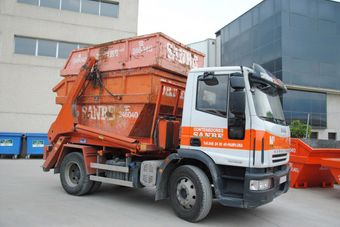 Grúas Containers Sanbe camión cargando contenedor