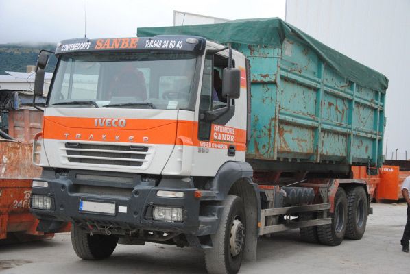 Grúas Containers Sanbe camión con contendedor antiguo 