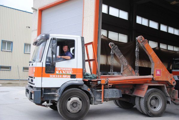 Grúas Containers Sanbe hombre manejando vehículo 